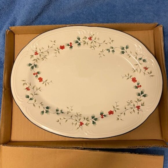 Pfaltzgraff Winterberry Oval Platter - Picture 2 of 4